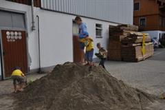 Kinder+spielen+auf+Sandhaufen